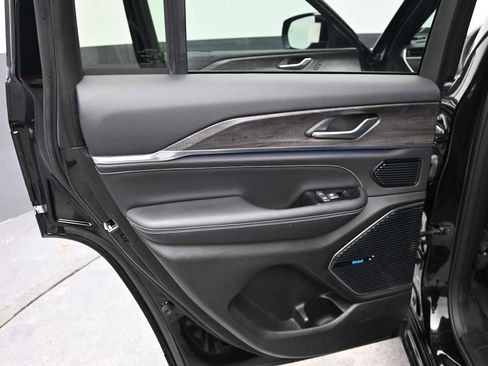 Used 2023 Jeep Grand Cherokee Overland image 17