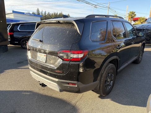 Used 2025 Honda Pilot TrailSport image 4
