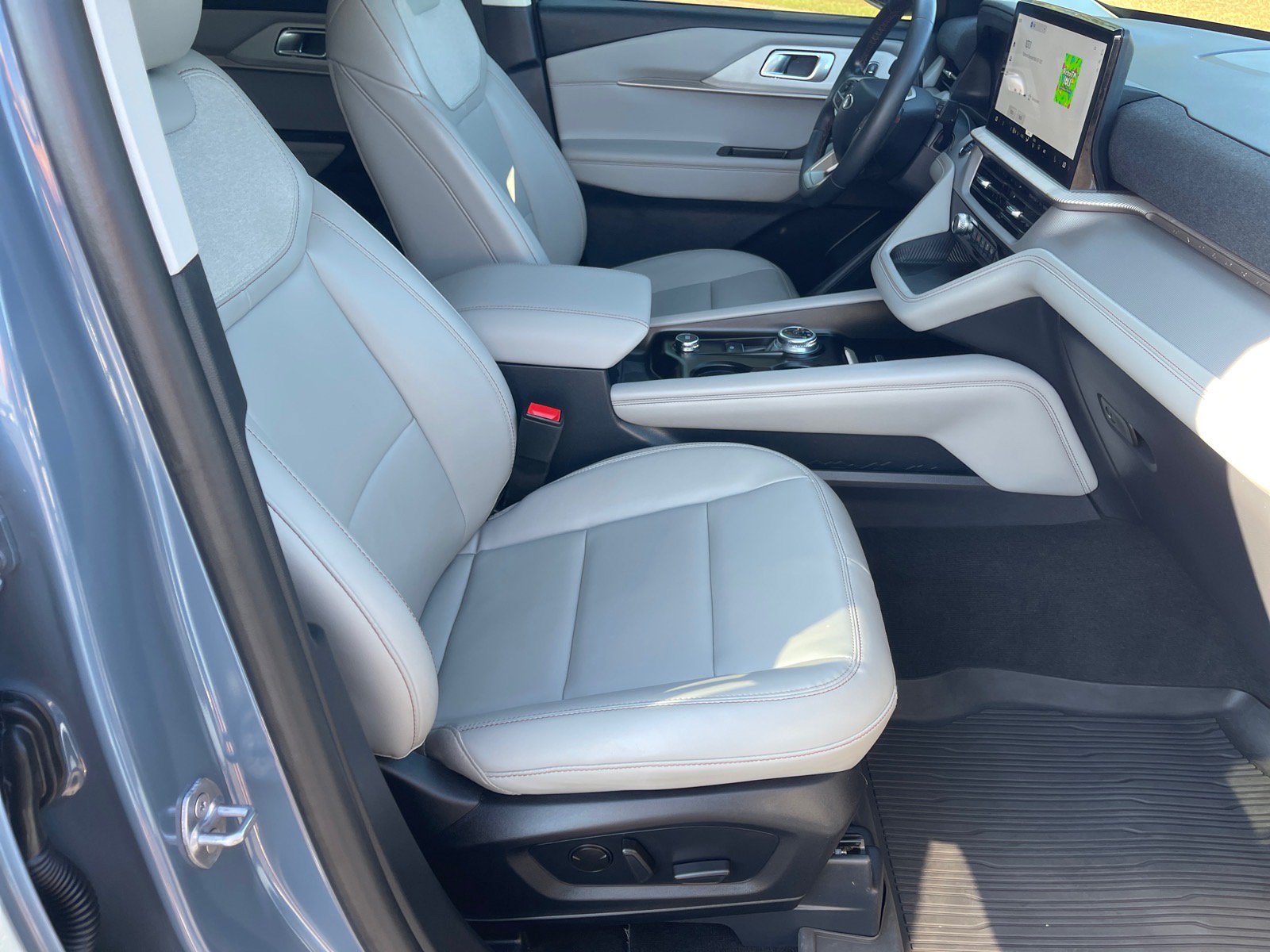 Used 2025 Ford Explorer Active w/ Active Comfort Package RWD image 19