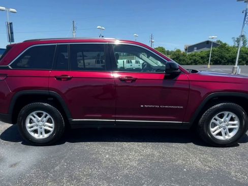 Used 2024 Jeep Grand Cherokee Laredo RWD image 9