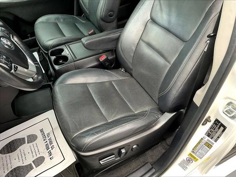 Used 2016 Toyota Sienna SE FWD image 21