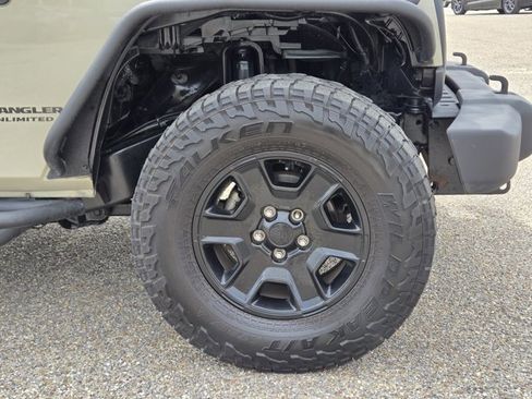 Used 2017 Jeep Wrangler Unlimited Rubicon w/ Connectivity Group image 4