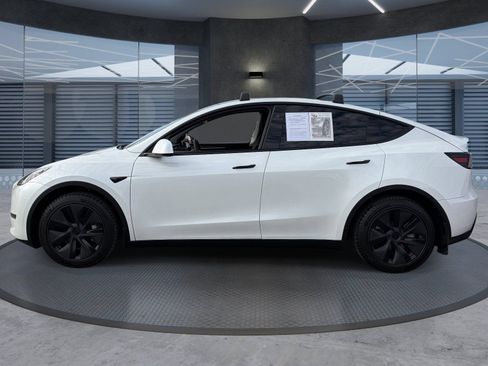 Used 2025 Tesla Model Y Long Range RWD image 3