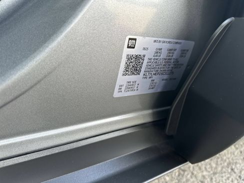 Used 2025 Chevrolet Trax LT FWD image 24