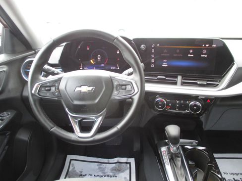 Used 2025 Chevrolet Trax LT w/ LT Convenience Package image 12