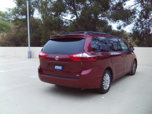 Used 2017 Toyota Sienna XLE w/ XLE Navigation Package FWD image 9