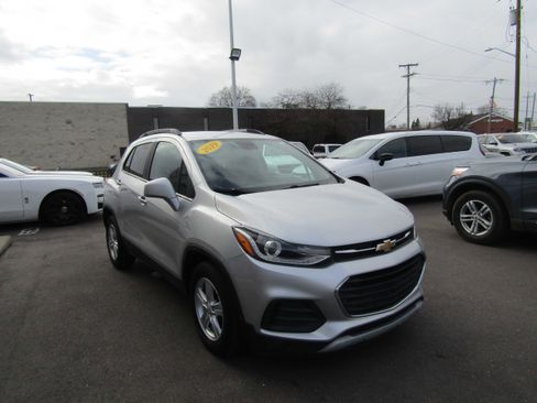 Used 2019 Chevrolet Trax LT w/ LT Convenience Package image 4