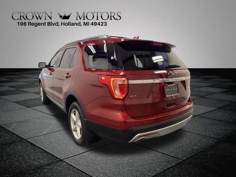 Used 2017 Ford Explorer XLT w/ Equipment Group 202A AWD/4WD image 4