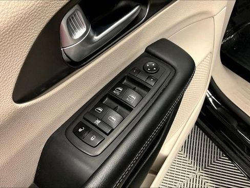 Used 2024 Chrysler Pacifica Touring-L FWD image 30