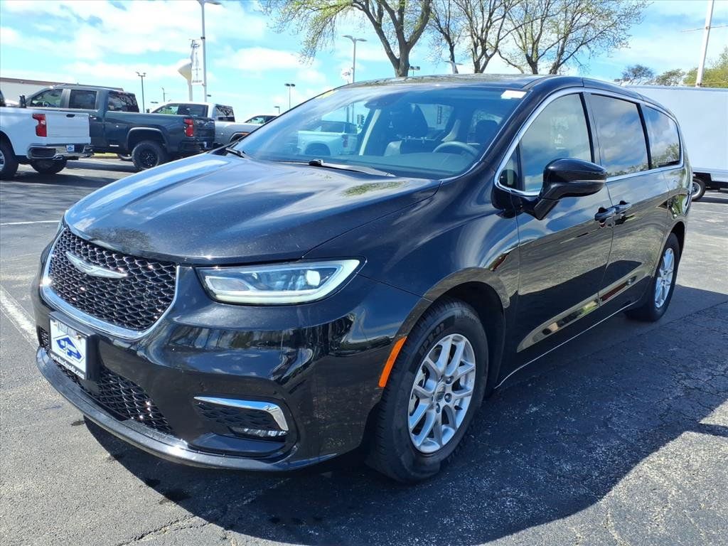 Used 2024 Chrysler Pacifica Touring-L FWD image 3