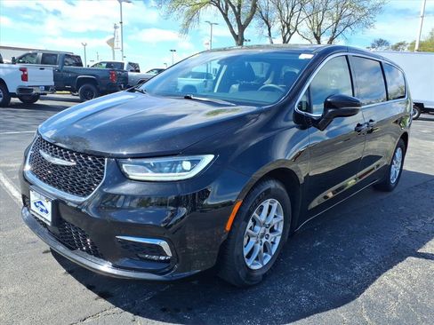 Used 2024 Chrysler Pacifica Touring-L FWD image 3