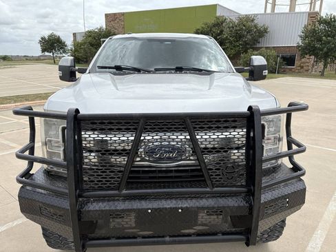 Used 2017 Ford F250 XLT w/ XLT Premium Package AWD/4WD image 8