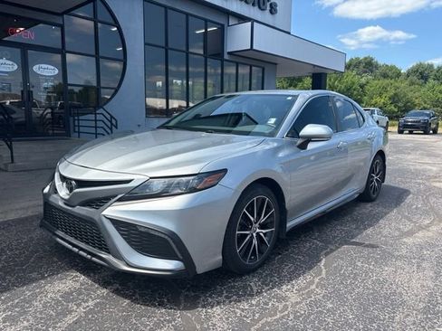 Used 2022 Toyota Camry SE FWD image 2