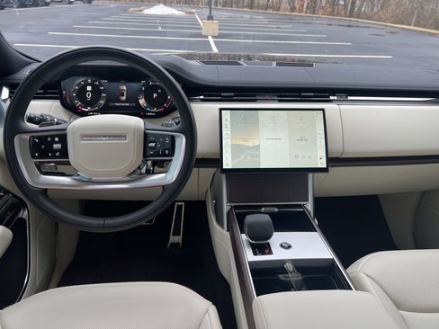 Certified 2025 Land Rover Range Rover SE image 10