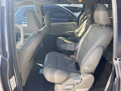 Used 2017 Toyota Sienna XLE image 15
