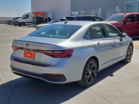 Used 2025 Volkswagen Jetta SE FWD image 12