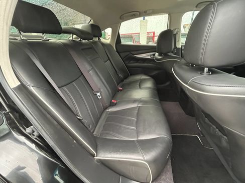 Used 2017 INFINITI Q70 3.7 AWD/4WD image 16