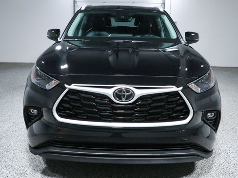 Used 2023 Toyota Highlander XLE AWD/4WD image 4