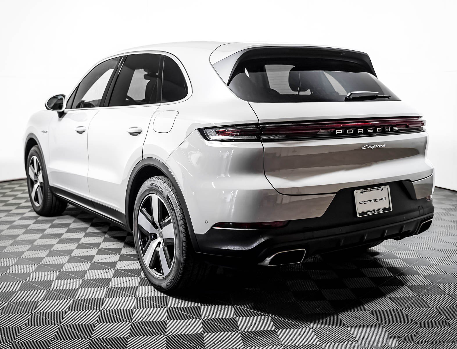Certified 2024 Porsche Cayenne AWD/4WD image 3