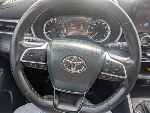 Used 2023 Toyota Highlander XLE AWD/4WD image 21