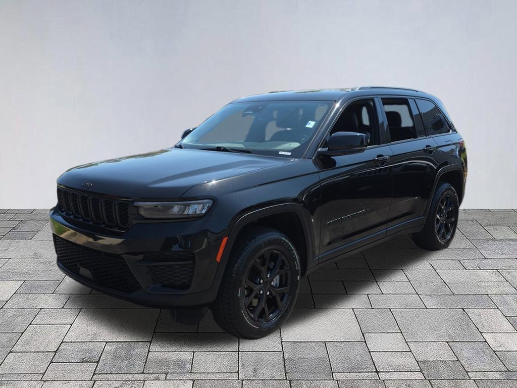 Used 2024 Jeep Grand Cherokee Altitude RWD image 3
