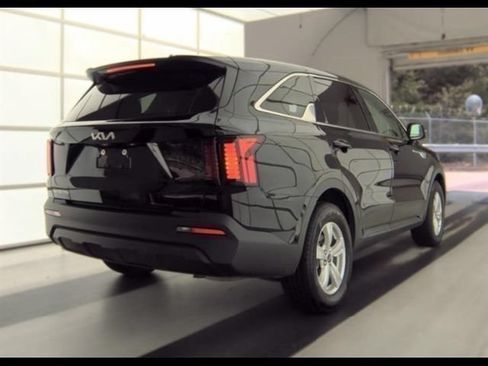 Used 2023 Kia Sorento LX FWD image 4