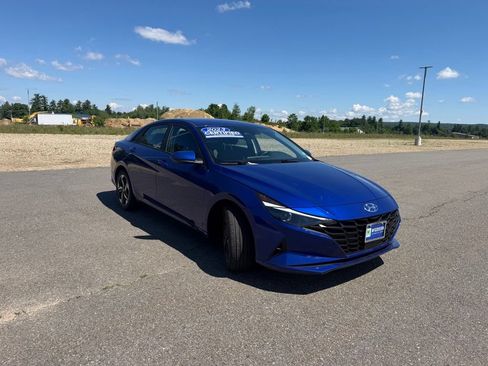 Used 2023 Hyundai Elantra SEL w/ Convenience Package FWD image 4