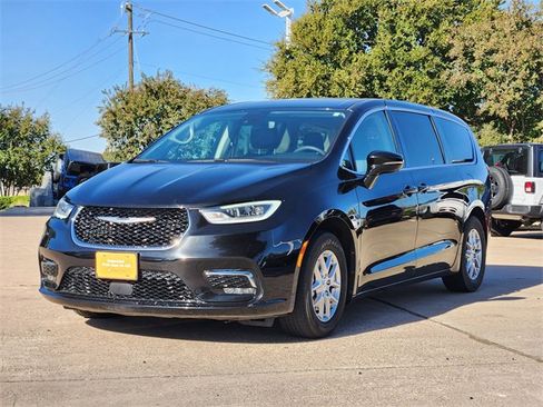 Certified 2024 Chrysler Pacifica Touring-L image 3