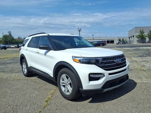 Used 2024 Ford Explorer XLT w/ Equipment Group 202A AWD/4WD image 3