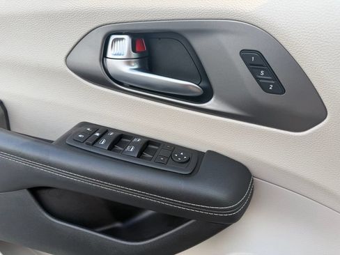 Used 2023 Chrysler Pacifica Touring-L FWD image 15