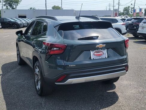 Used 2025 Chevrolet Trax LT FWD image 8