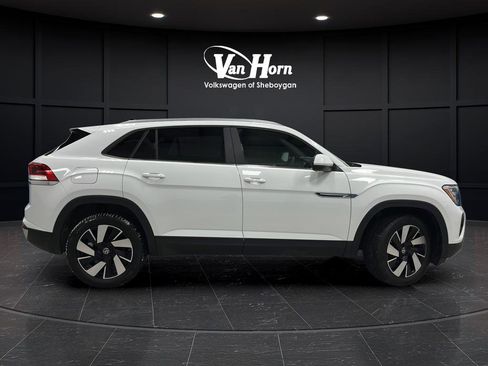 Used 2024 Volkswagen Atlas Cross Sport SE image 2