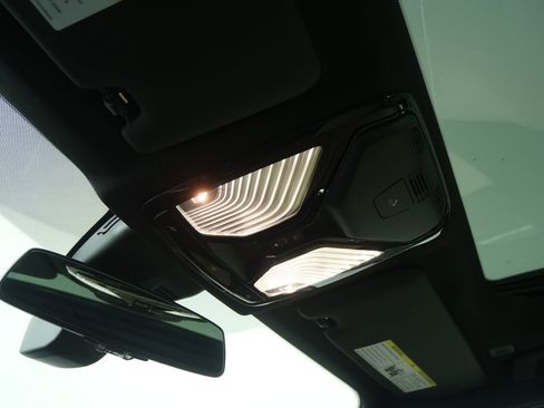 Certified 2025 BMW 330i Sedan image 24