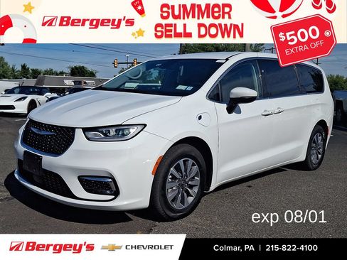 Used 2023 Chrysler Pacifica Touring-L FWD image 1