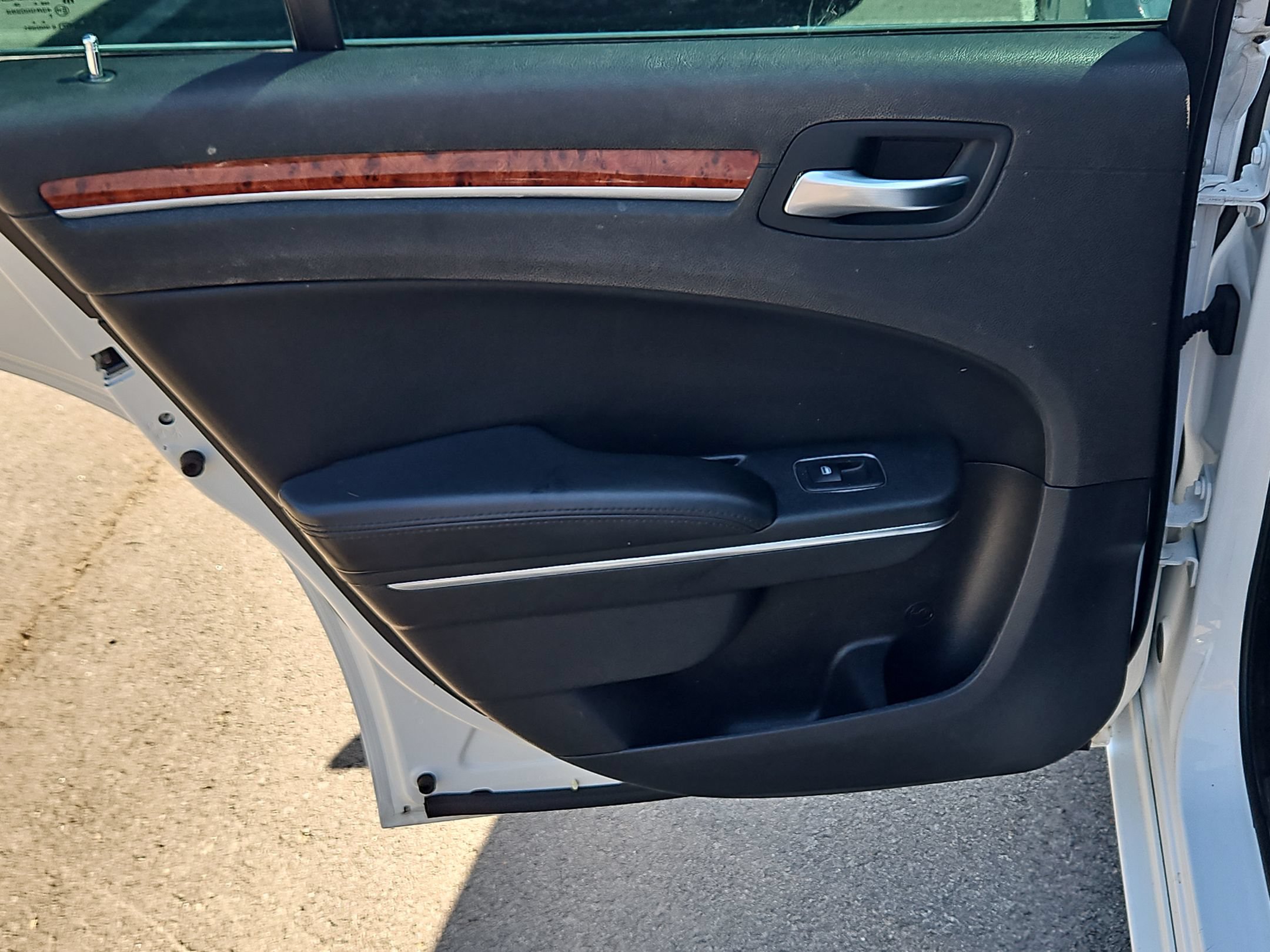 Used 2014 Chrysler 300 RWD image 32