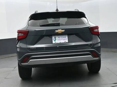 Used 2025 Chevrolet Trax LT FWD image 8