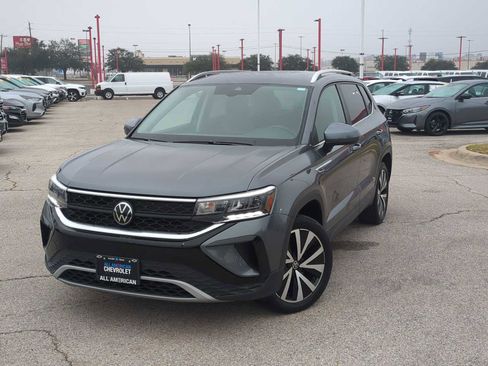 Used 2024 Volkswagen Taos SE image 1
