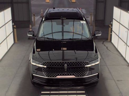 Used 2025 Lincoln Navigator Reserve AWD/4WD image 2