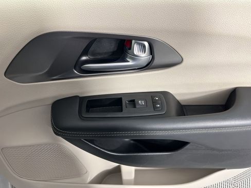 Used 2024 Chrysler Pacifica Touring-L image 21