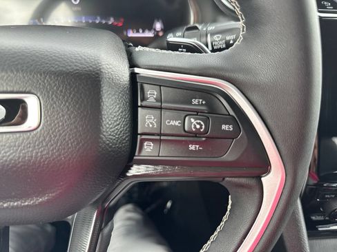 Certified 2025 Jeep Grand Cherokee Altitude AWD/4WD image 20