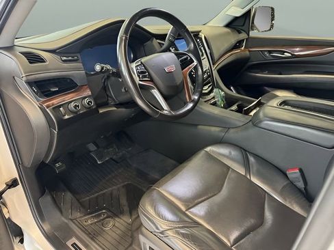 Used 2019 Cadillac Escalade Luxury image 9