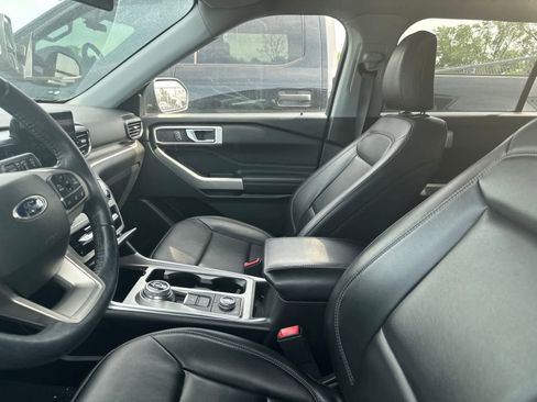 Used 2022 Ford Explorer XLT w/ Equipment Group 202A AWD/4WD image 31
