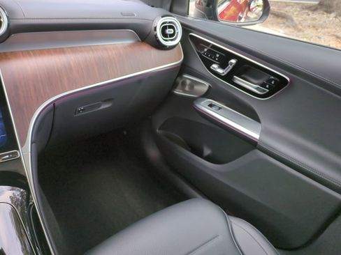 Used 2025 Mercedes-Benz GLC 300 4MATIC image 17