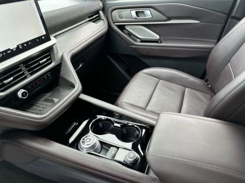 Used 2025 Ford Explorer Platinum RWD image 22