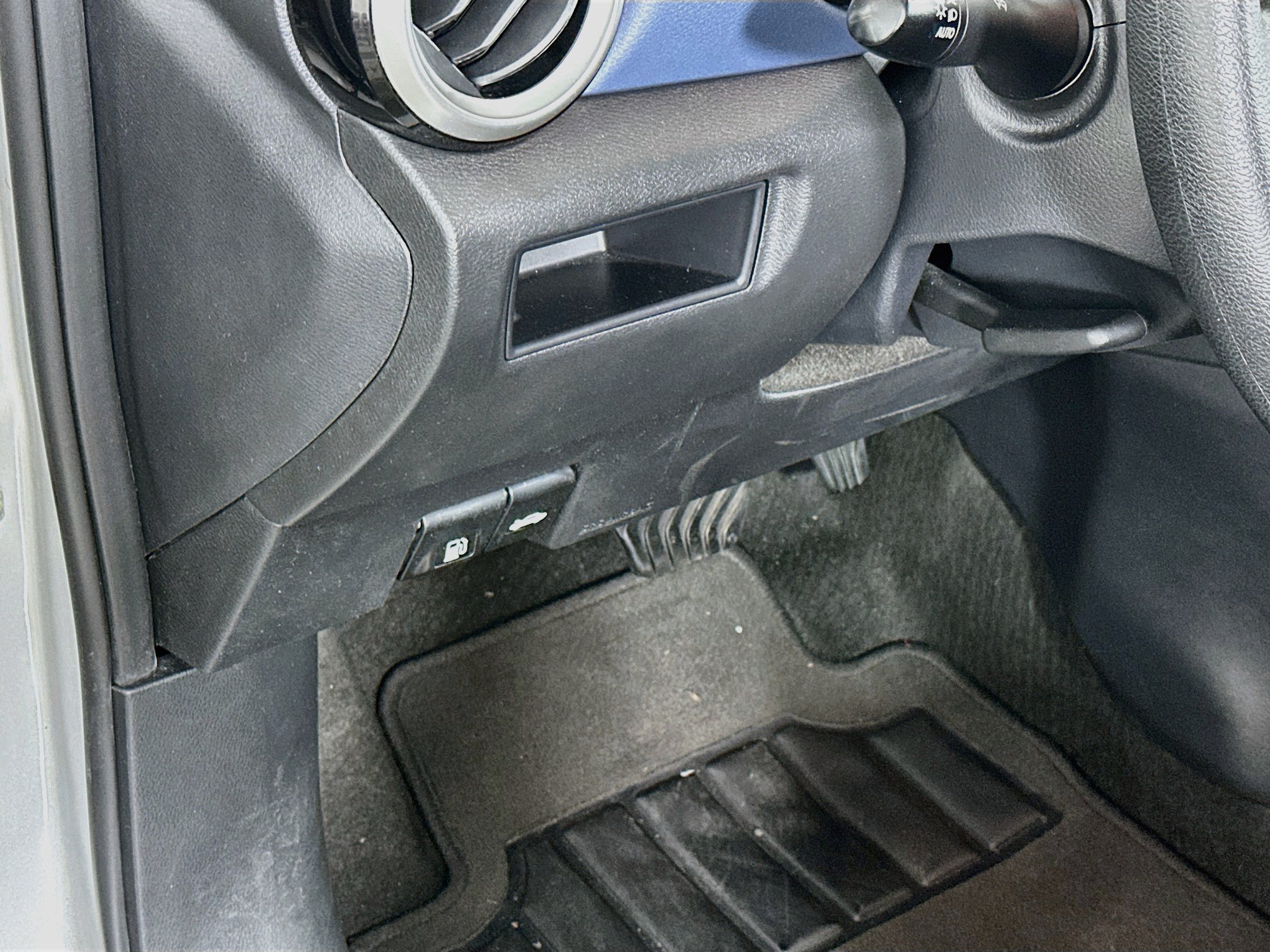 Used 2025 Nissan Versa SV FWD image 17