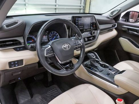 Used 2020 Toyota Highlander Limited FWD image 2