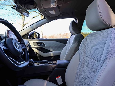 Used 2023 Nissan Rogue SV image 8