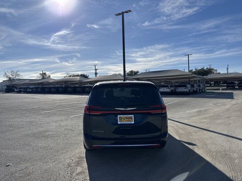 Used 2023 Chrysler Pacifica Touring-L image 4