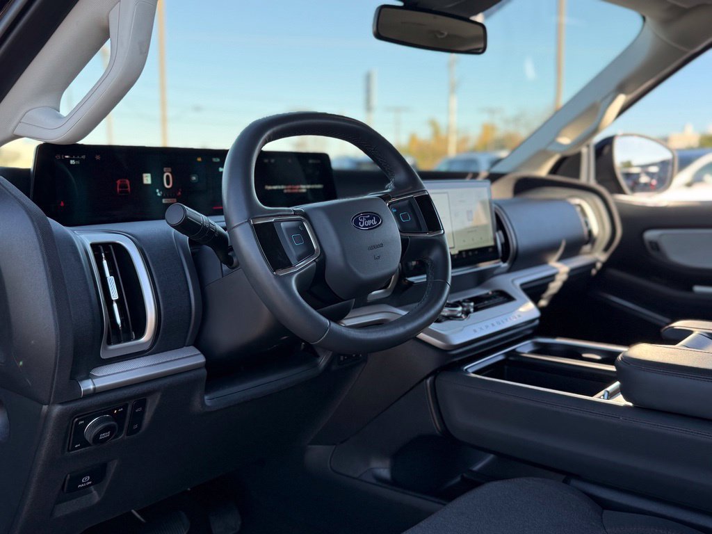 Used 2025 Ford Expedition Active AWD/4WD image 14
