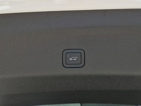 Used 2025 GMC Yukon XL Denali w/ Denali Reserve Package image 9